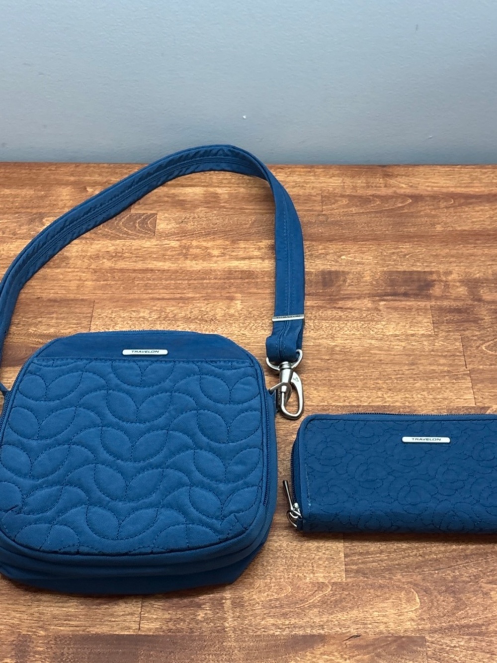 Travelon Anti-Theft RFID Travel Crossbody Executive Edition Purse W/Wallet Blue